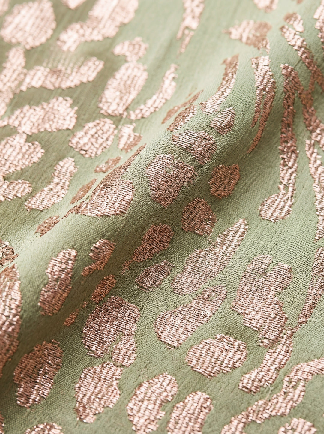 Ema – Elegant Summer Glamour